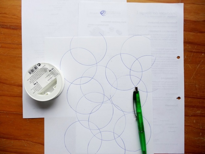 Anleitung: DIY Wanddeko mit Papier und Kugelschreiber