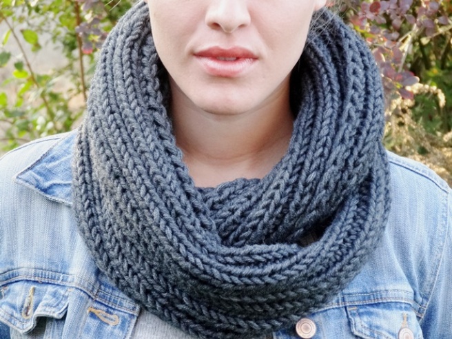 Anleitung: Einfachen grauen Loop-Schal stricken