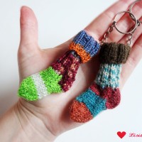 Anleitung: Mini-Socken Schlüsselanhänger stricken