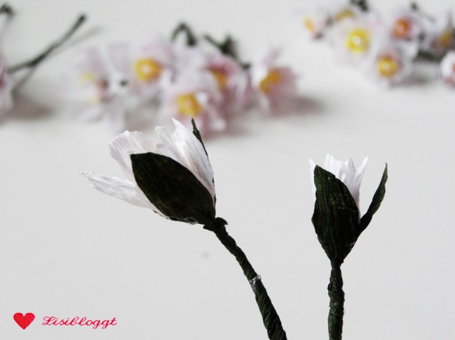 Anleitung: Zarten Blütenkranz aus Krepp-Papier basteln